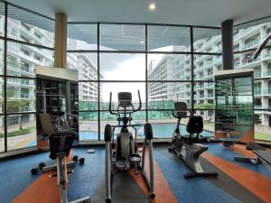 einen Fitnessraum mit Kardiogeräten vor einem großen Fenster in der Unterkunft Palazio Studio Mount Austin Near Toppen Ikea Homestay By JYNest in Johor Bahru
