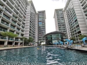 ein Schwimmbad in einer Stadt mit hohen Gebäuden in der Unterkunft Palazio Studio Mount Austin Near Toppen Ikea Homestay By JYNest in Johor Bahru