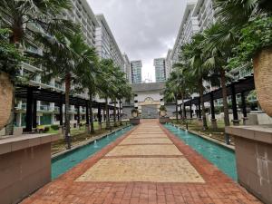 Πισίνα στο ή κοντά στο Palazio Studio Mount Austin Near Toppen Ikea Homestay By JYNest