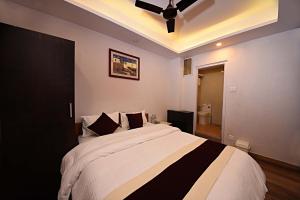 Een bed of bedden in een kamer bij Greatwall International Hotel