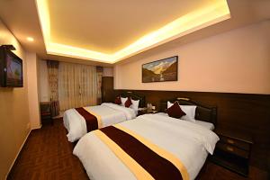 A bed or beds in a room at Greatwall International Hotel