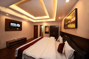 Een bed of bedden in een kamer bij Greatwall International Hotel