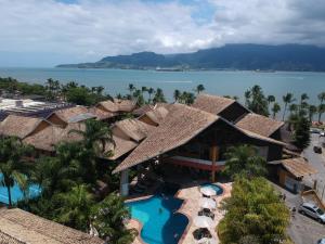 Una vista aérea de un complejo turístico con piscina. en Suite Ilhaflat, en Ilhabela