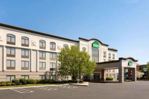 una rappresentazione della parte anteriore di un hotel con parcheggio di Wingate by Wyndham Cincinnati Blue Ash a Blue Ash