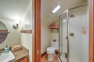 Ένα μπάνιο στο Ashland Lodge with Lake Views and Game Room Loft +18 φωτογραφίες