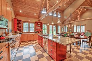 Η κουζίνα ή μικρή κουζίνα στο Ashland Lodge with Lake Views and Game Room Loft