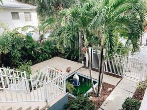 een luchtzicht op een tuin met een palmboom bij Galleria Apartments By Lowkl in Fort Lauderdale