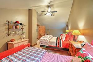 Ένα ή περισσότερα κρεβάτια σε δωμάτιο στο Ashland Lodge with Lake Views and Game Room Loft