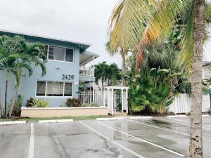 een huis met een parkeerplaats ervoor bij Galleria Apartments By Lowkl in Fort Lauderdale