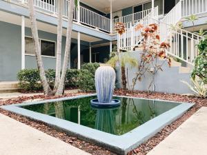 een tuin met een fontein voor een gebouw bij Galleria Apartments By Lowkl in Fort Lauderdale