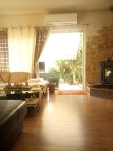 - un salon avec un canapé et une grande fenêtre dans l'établissement Holiday Home Spalato, à Split
