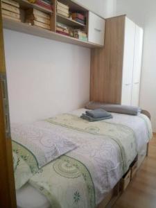 um pequeno quarto com uma cama num quarto em Holiday Home Spalato em Split