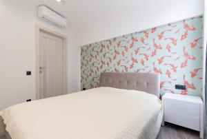 アドレルにあるАпартаменты "Элит" в Олимпийском паркеのベッドルーム1室(魚の壁のベッド1台付)