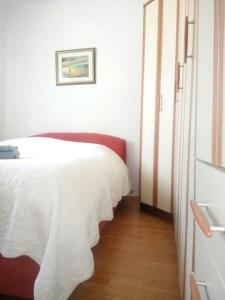 - une chambre avec un lit blanc et du parquet dans l'établissement Holiday Home Spalato, à Split