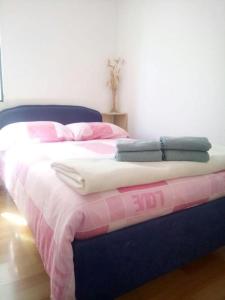 - un lit avec 2 serviettes dans l'établissement Holiday Home Spalato, à Split