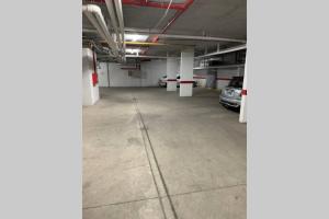an empty parking garage with cars parked in it at Departamento céntrico, pileta cochera moderno y lujoso in Villa Carlos Paz