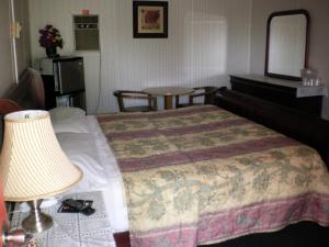 Un pat sau paturi într-o cameră la The Rome Motel