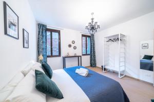 um quarto com uma cama e janelas azuis e brancas em Haus Ormesini em Veneza