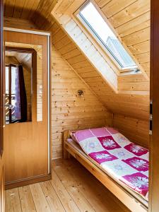 Llit o llits en una habitació de U SYLWI Domki Drewniane