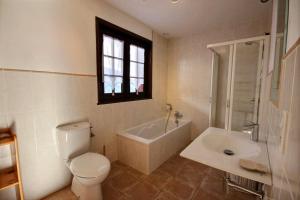 a bathroom with a toilet and a tub and a sink at CHALET AVEC VUE DEGAGEE - SAINT JEAN D'AULPS - 8 PERSONNES - MOUILLETTES in Saint-Jean-d'Aulps