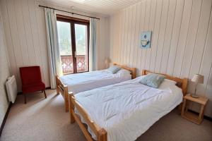 Un pat sau paturi într-o cameră la CHALET AVEC VUE DEGAGEE - SAINT JEAN D'AULPS - 8 PERSONNES - MOUILLETTES