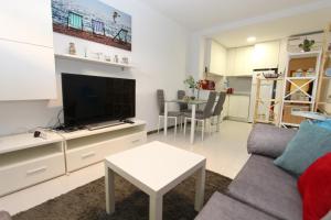 トレビエハにあるApartment in Playa Los Locos - Torrevieja Ref 4557のリビングルーム(ソファ、テレビ、テーブル付)