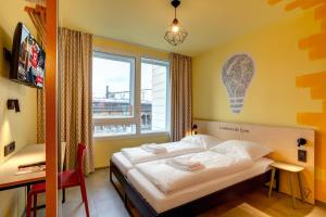 Giường trong phòng chung tại MEININGER Hotel Lyon Centre Berthelot