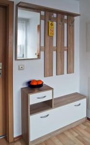 Una cómoda con un espejo encima en Ferienwohnung Carla, en Celle