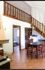 cocina con mesa de comedor y escalera en Agriturismo Tognoloni en Gubbio