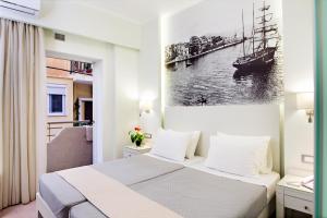 ハニア・タウンにあるホテル イデオンのベッド付きのベッドルームと船の写真