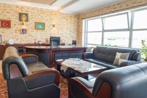 a living room with leather chairs and a table at Wesoła Apartamenty in Wólka Kosowska