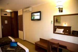 A television and/or entertainment centre at Favorit Hotel
