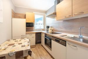 Kuchyňa alebo kuchynka v ubytovaní Kaprun Apartments