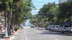 una calle con coches estacionados al costado de la carretera en Apart Hotel La Cabana, en Florianópolis