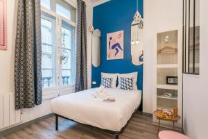 Llit o llits en una habitació de Apartments WS Marais - République