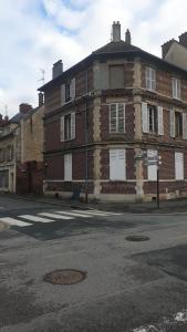 an old brick building on the corner of a street at Le Galope, Appartement centre Compiègne in Compiègne