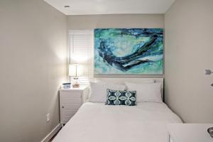 מיטה או מיטות בחדר ב-Beachfront Corpus Christi Condo with Deck and Views!