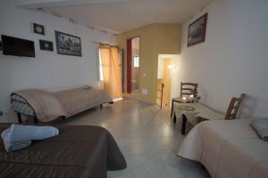 ein Schlafzimmer mit 2 Betten und ein Wohnzimmer in der Unterkunft Alfa Quadro in Agrigento