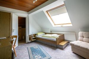 ein kleines Schlafzimmer mit einem Bett und einem Fenster in der Unterkunft Villa Bruderfels, Garni in Rodalben