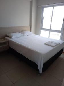 Apartamento Luxo Barra tesisinde bir odada yatak veya yataklar