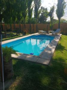 una grande piscina blu in un cortile di El Indio - Casa de campo a Villa del Salvador