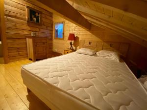 En eller flere senge i et værelse på le refuge des Marmottes