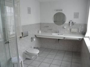 Ένα μπάνιο στο Hotel 4 Jahreszeiten mit Restaurant