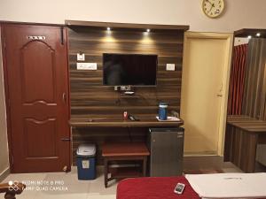 TV a/nebo společenská místnost v ubytování Hotel I-Way Residency Perungudi