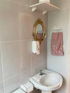 費爾南多迪諾羅尼亞的住宿－Casa do Anjo，一间带水槽和镜子的浴室