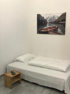 een slaapkamer met een bed en een foto aan de muur bij Saralo Apartments 1050 in Wenen