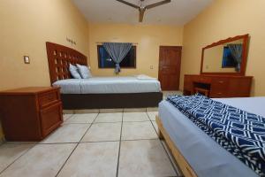 Postel nebo postele na pokoji v ubytování Hotel Colonos Los Cabos