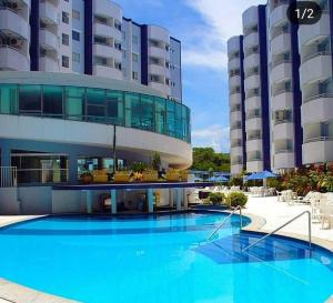 ein großes Gebäude mit einem großen blauen Swimmingpool in der Unterkunft Águas da Serra Rio Quente Flats 205B in Rio Quente