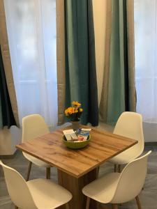 a wooden table with chairs and a bowl of flowers on it at Saralo Apartments 1050 in Vienna