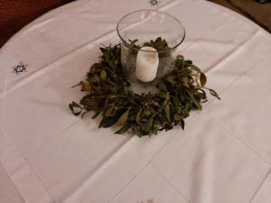 uma vela e um arranjo de flores sobre uma mesa em Willa Marysin em Maków Podhalański